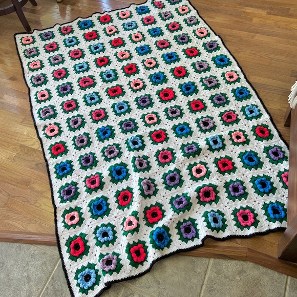 Beautiful VTG Handmade Flower Afghan Blanket - Picture 7 of 16